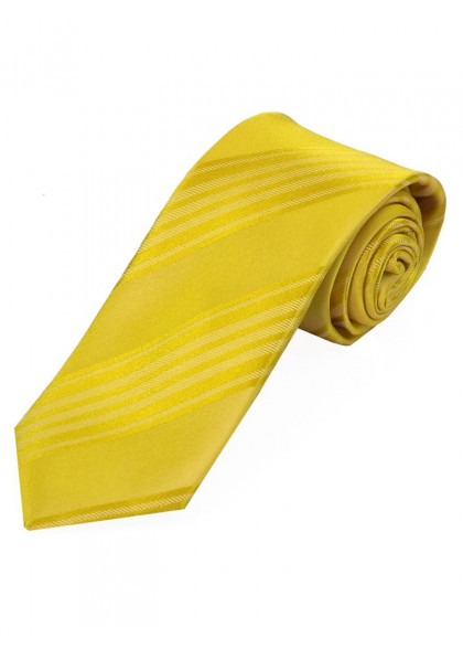 Krawatte aus dem gleichen Stoff und Farbe