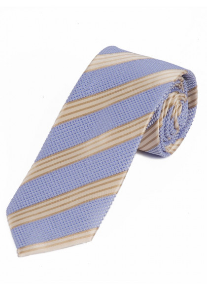 Schmale Krawatte aus dem gleichen Stoff und Farbe