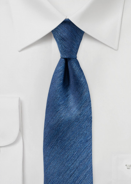 Krawatte aus dem gleichen Stoff und Farbe