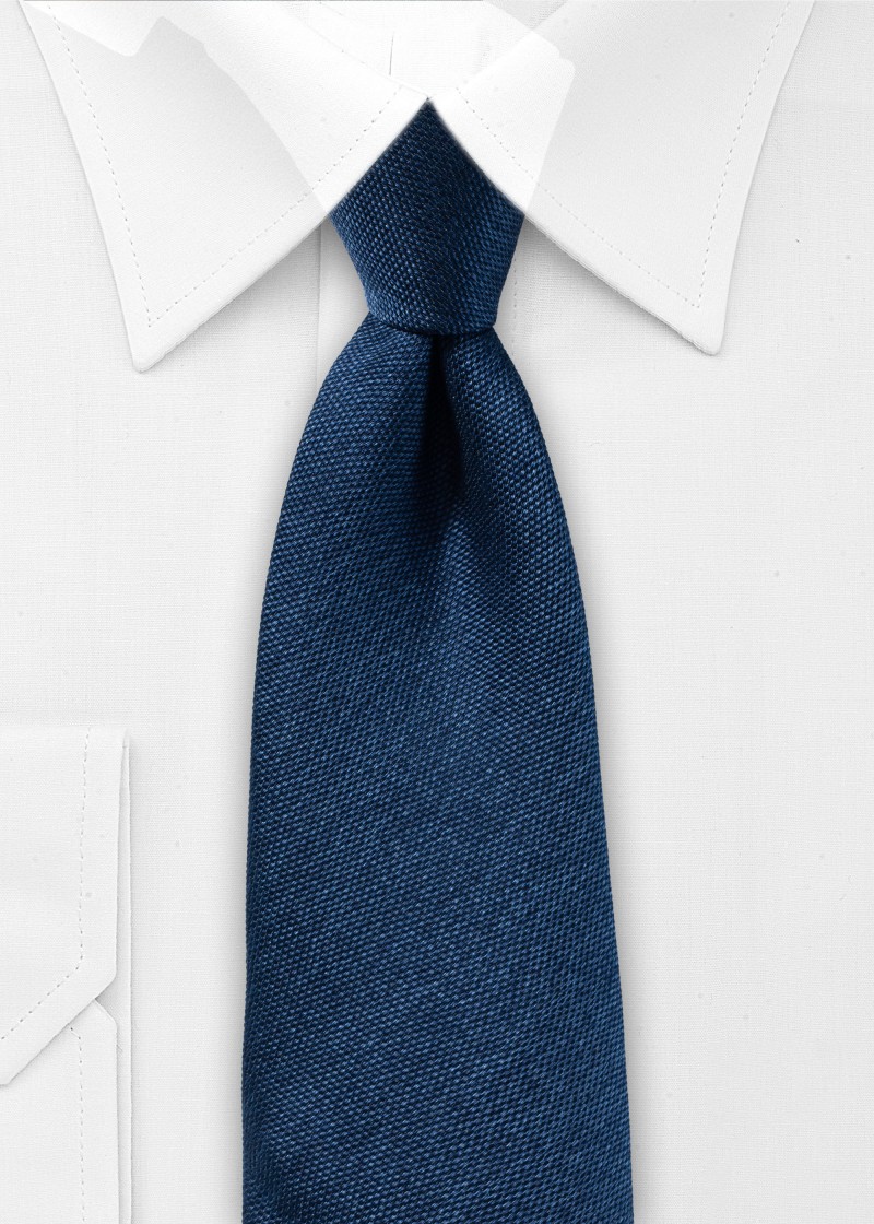 Jeansblaue Krawatte mit fein gepunkteter Struktur
