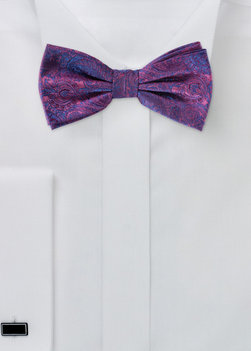 Violette Fliege mit Paisleymuster in Blau