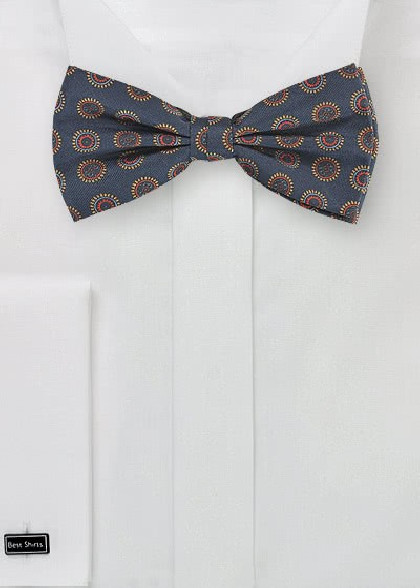 Fliege aus dem gleichen Stoff und Farbe