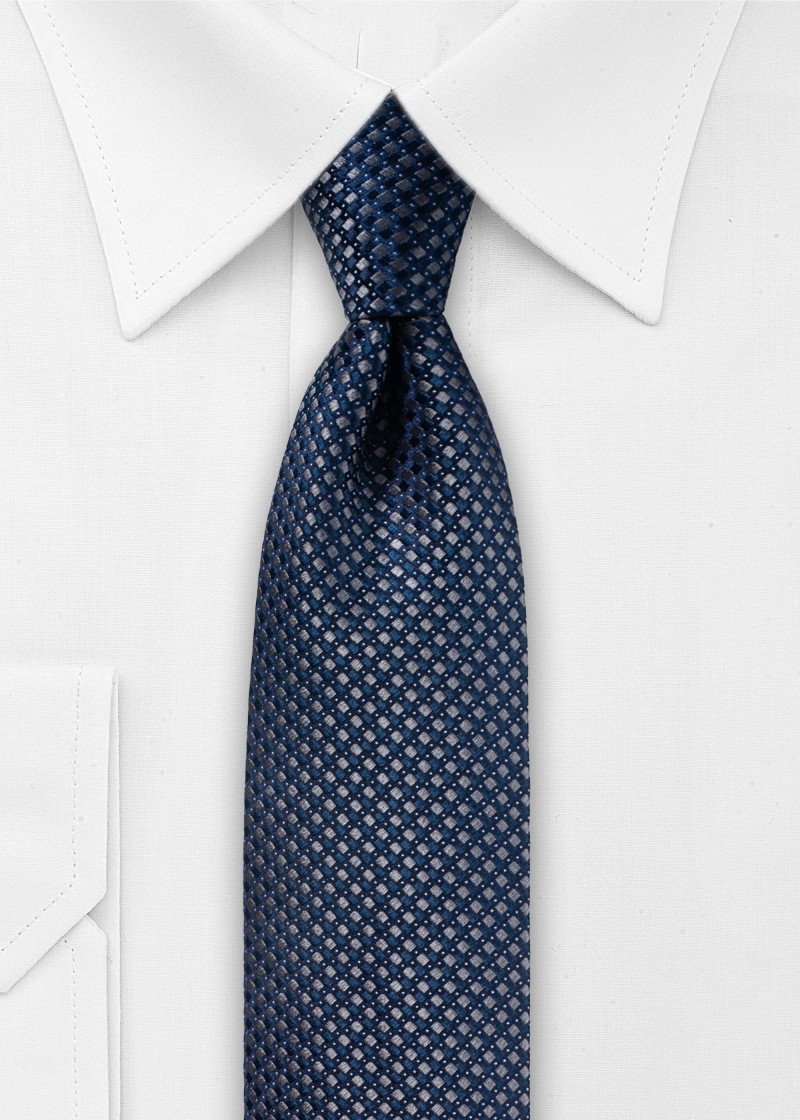 Extra lange dunkelblaue Krawatte mit modernem