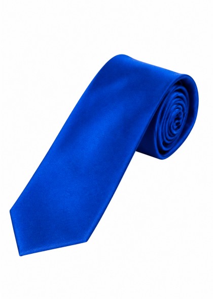 Schmale Krawatte aus dem gleichen Stoff und Farbe