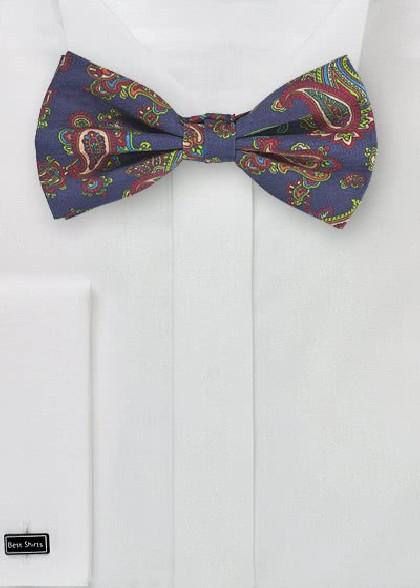 Fliege aus dem gleichen Stoff und Farbe