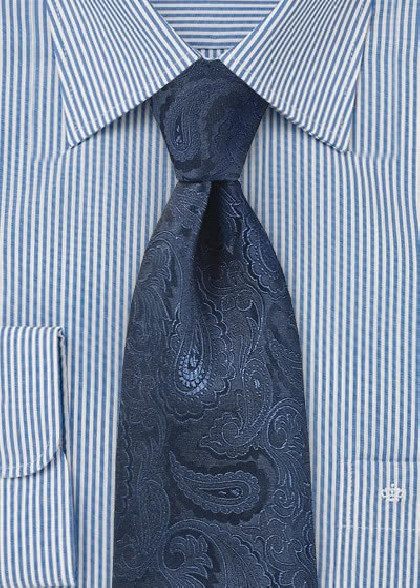 Clip-Krawatte aus dem gleichen Stoff und Farbe