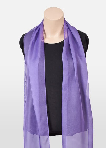 Chiffon-Schal aus dem gleichen Stoff und Farbe